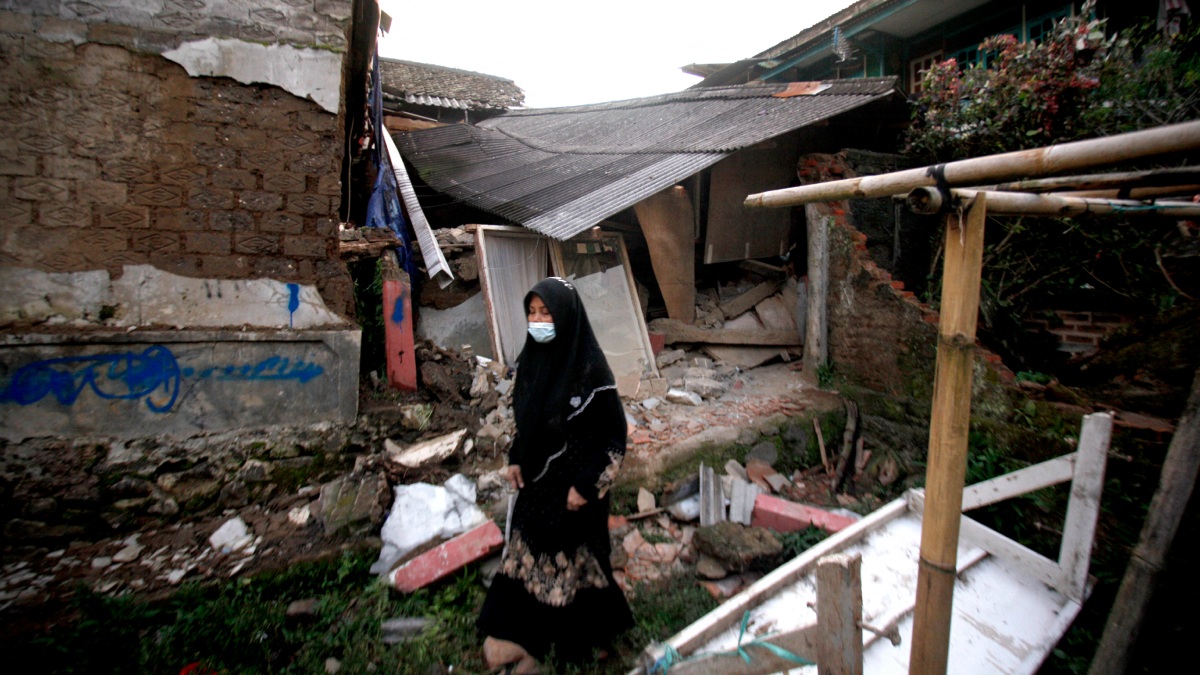 Indonesia: sube a 162 la cifra de muertos por sismo que dejó 700 heridos y múltiples daños