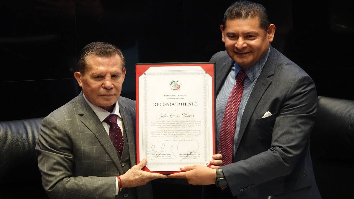 Senado rinde homenaje al excampeón mundial de boxeo, Julio César Chávez