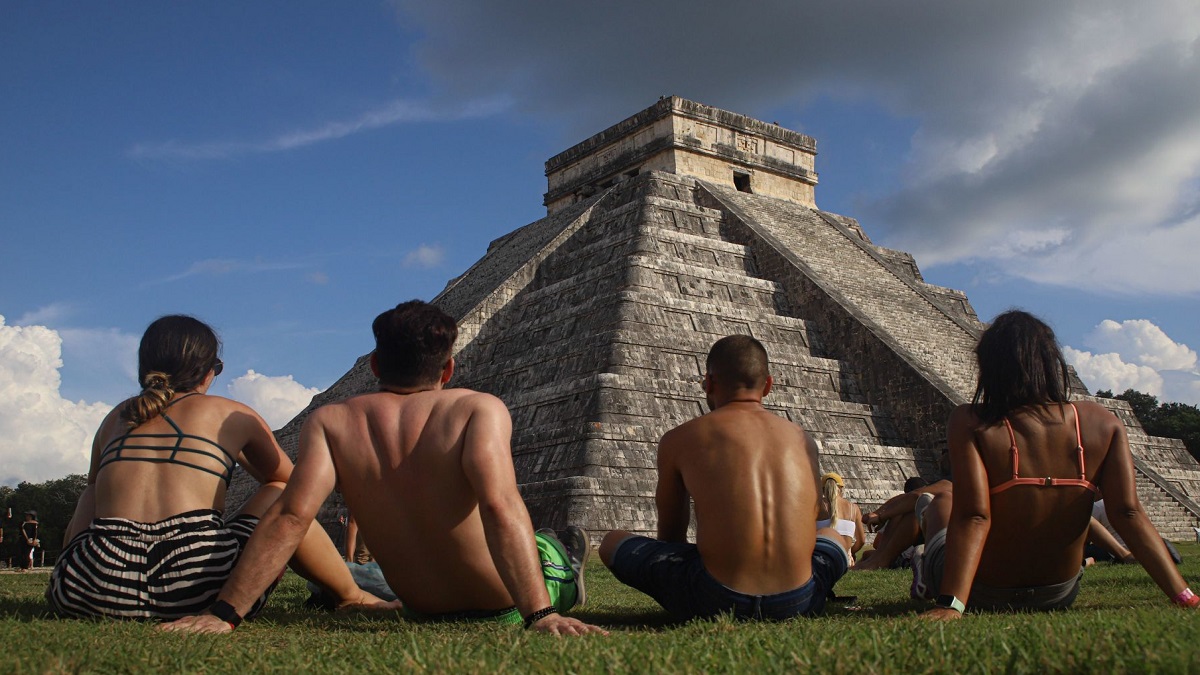 Lady Chichén Itzá sube y baila en pirámide de Kukulkán