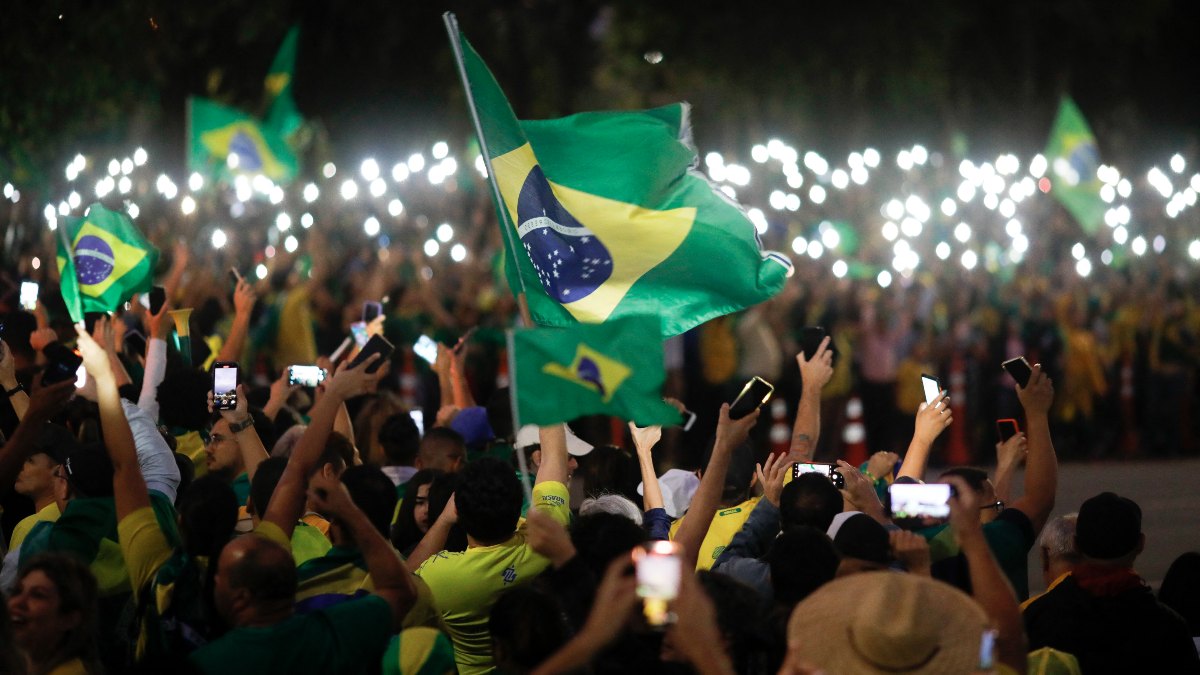 En pleno proceso de transición, Brasil sigue polarizado; manifestaciones arrecian