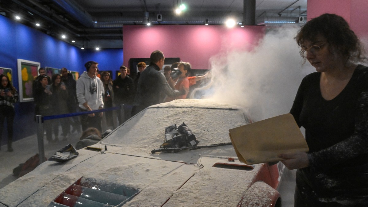 Tampoco se salva obra de Warhol: activistas arrojan harina a su automóvil en Milán