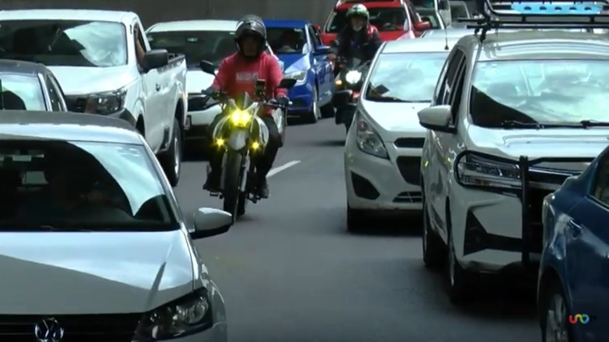 Motociclistas arriesgan seguridad con tránsito entre carriles; hay multas para sancionarlos