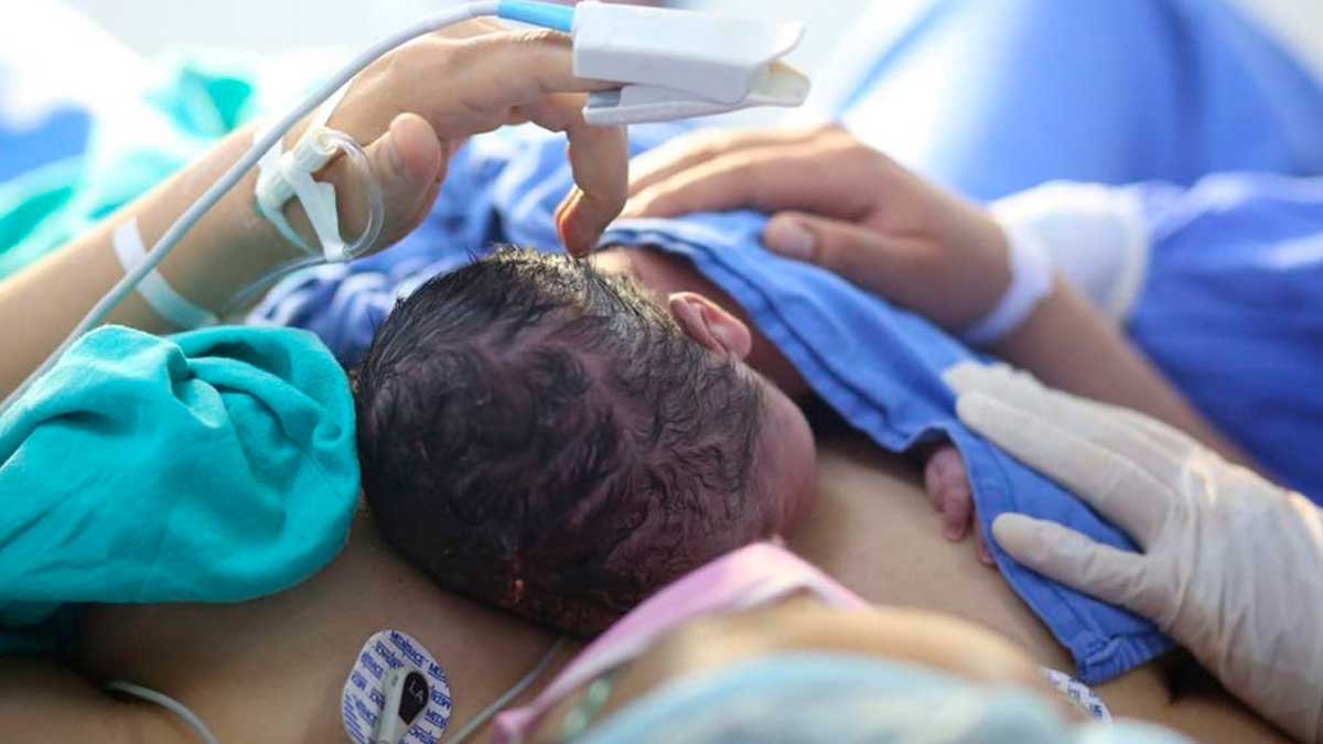 Chiapas: niña de 14 años da a luz en banqueta de hospital; bebé muere
