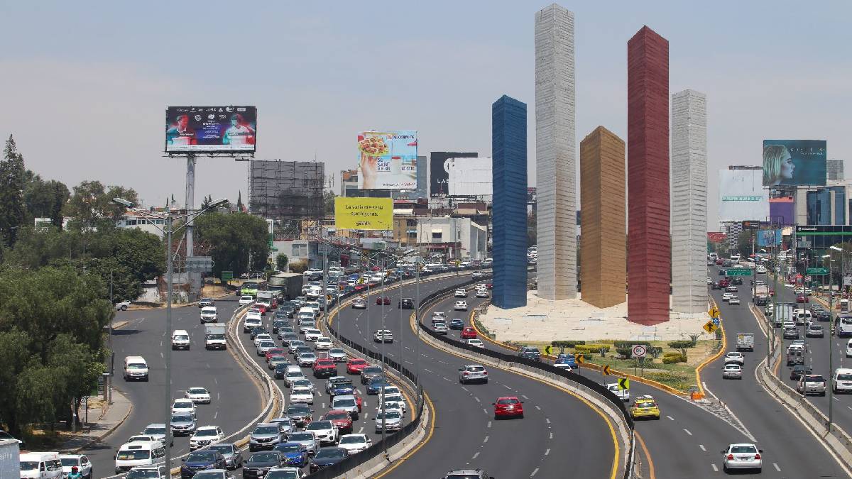 Pierde el control del auto y provoca fuerte choque sobre Periférico en Estado de México