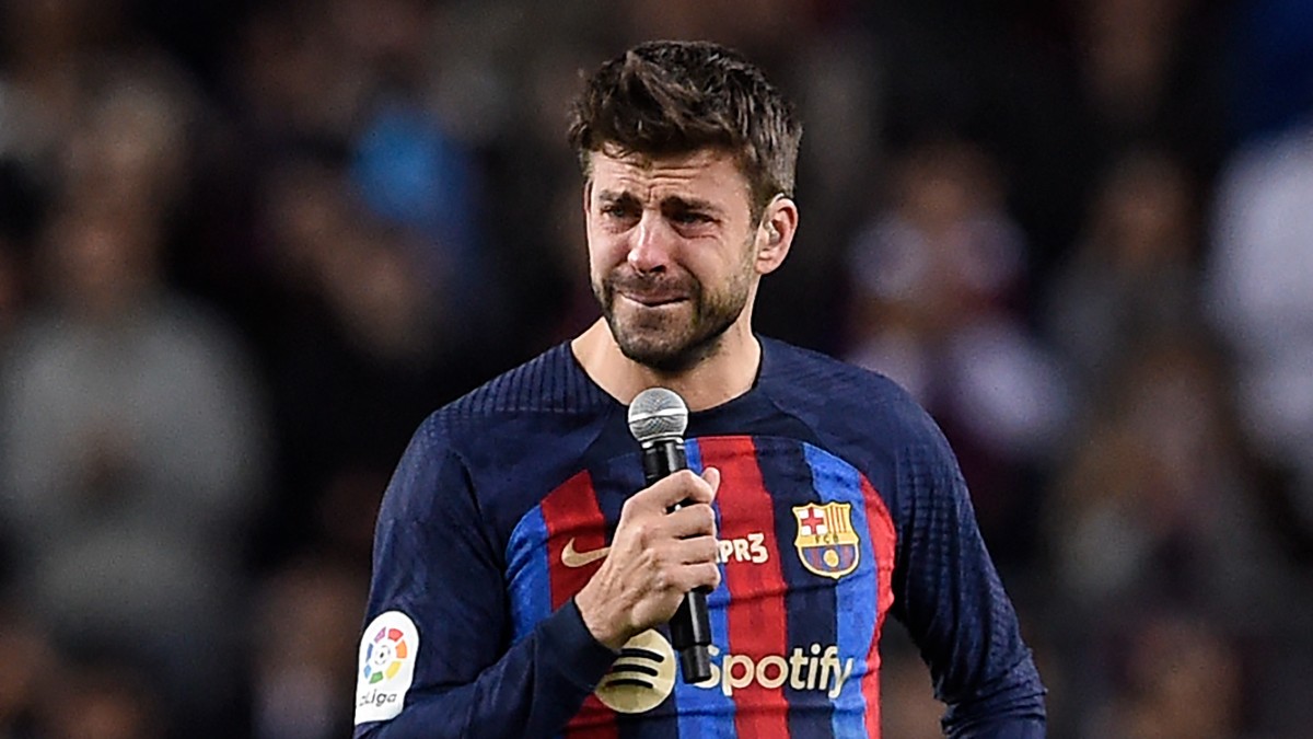 Entre lágrimas, Piqué dice adiós al futbol, así fue su despedida