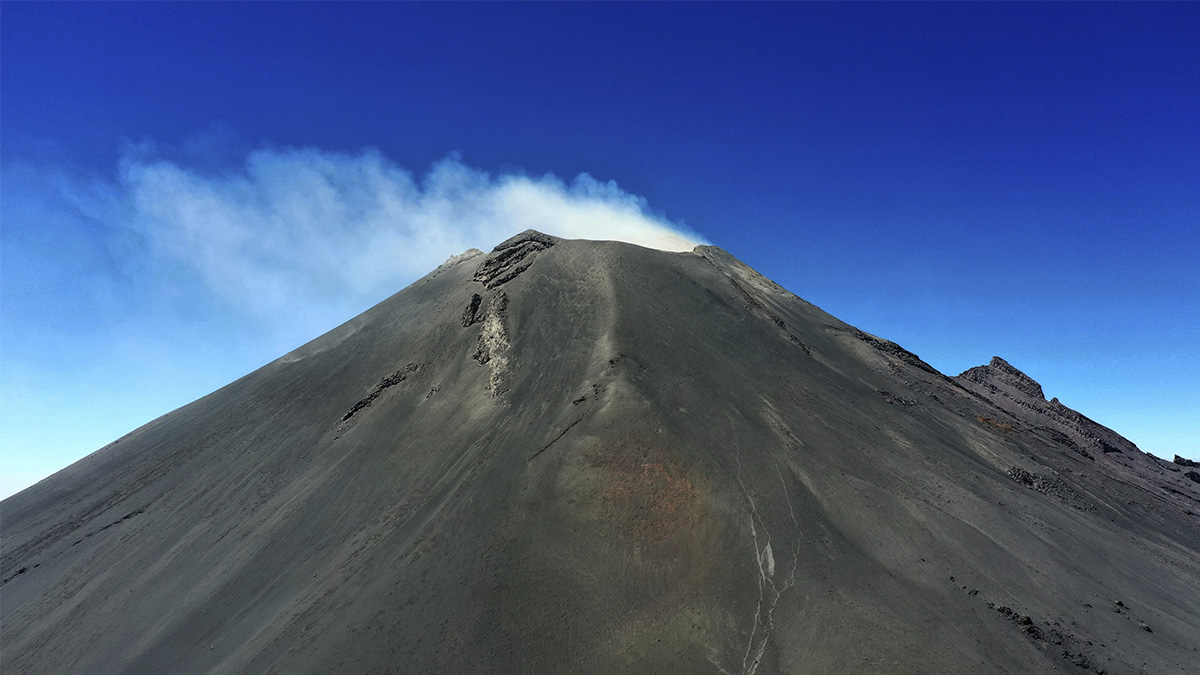 Por explosión en el Popocatépetl, exhortan no acercarse al volcán