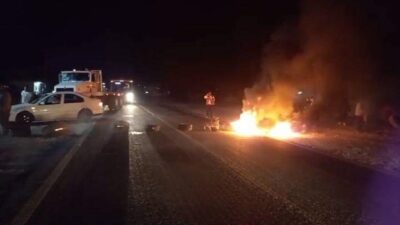 Puebla: bloquean carreteras; exigen destitución de alcalde de Nicolás Bravo