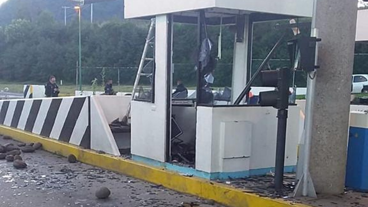 Puebla: Normalistas de Teteles causan destrozos en caseta de Virreyes-Teziutlán
