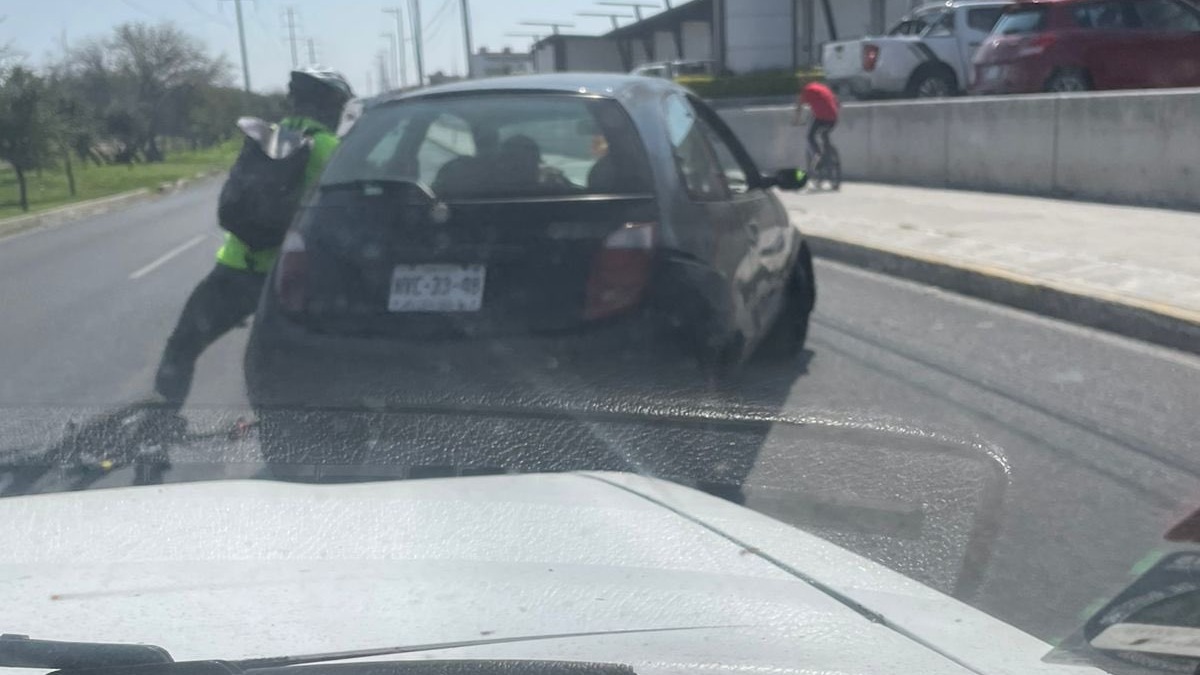 Querétaro: conductor arrastra por varios metros a ciclista y se da a la fuga