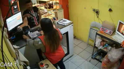 En Saltillo un ratero roba en tienda de botanas; tras video, horas después es detenido