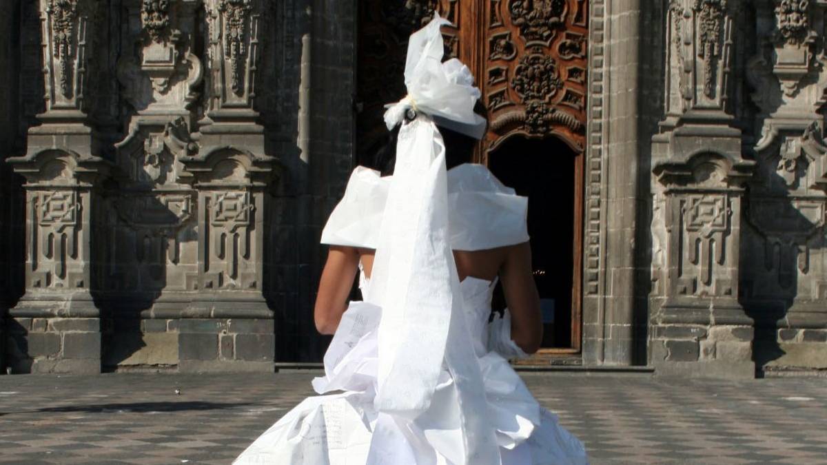 ¡Hasta hizo llorar a los novios! Sacerdote arruina boda en Torreón; se enojó porque la grababan