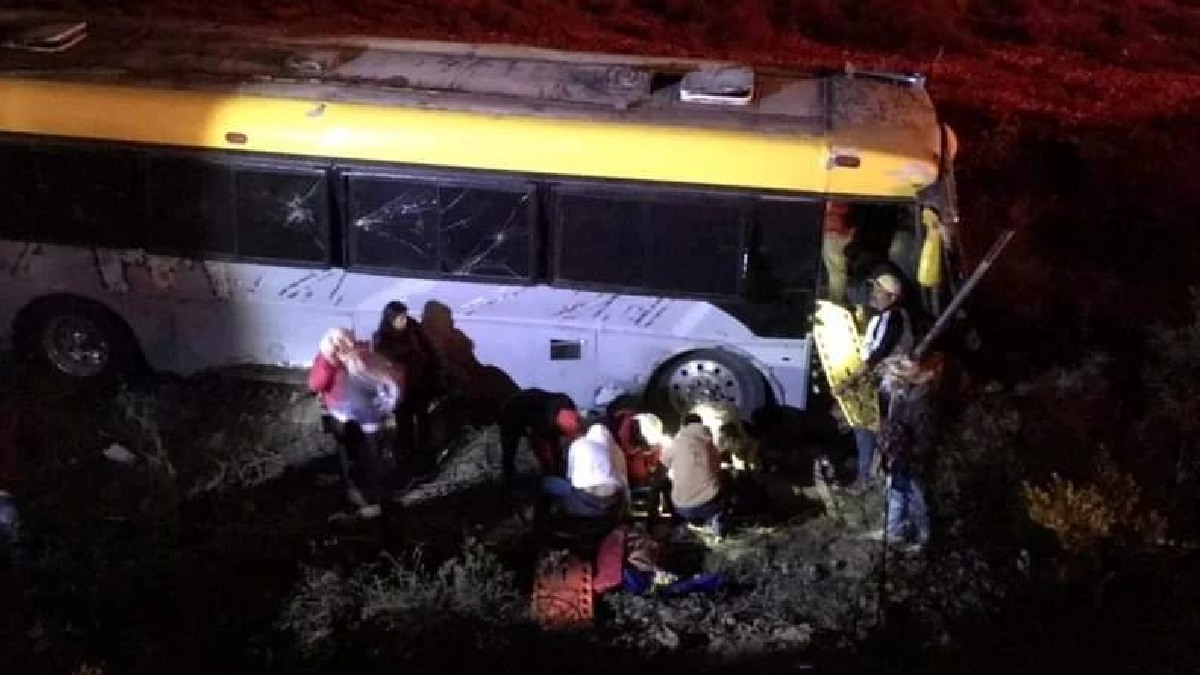 San Luis Potosí: vuelca autobús y cae a barranco en Real de Catorce; 38 heridos