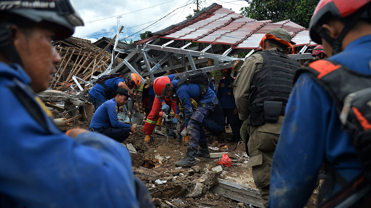 Sube a 321 el número de fallecidos tras terremoto en Indonesia
