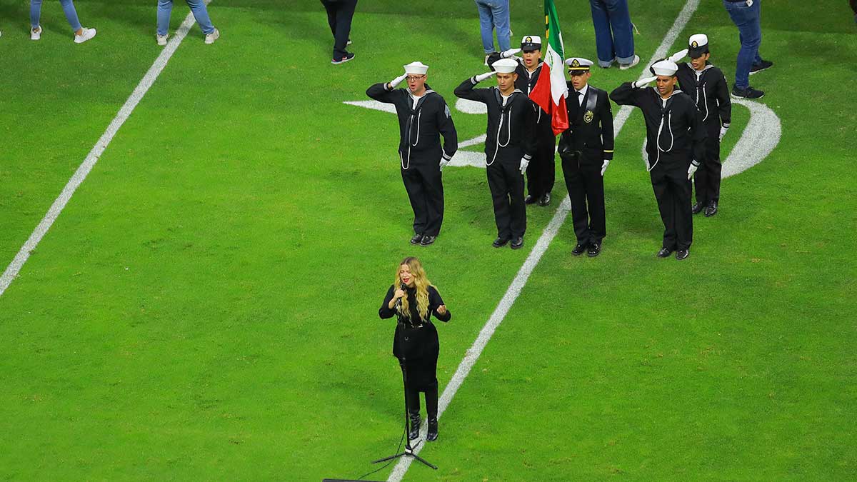 ¿Quién es Sofía Reyes, cantante que entonó el Himno Nacional en el partido de la NFL?