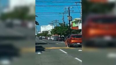 En Veracruz, sujeto desnudo se aferra a auto; comparten video en redes sociales
