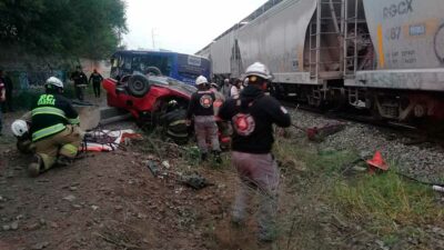 García, Nuevo León: tren choca con auto y camión de pasajeros; hay un muerto