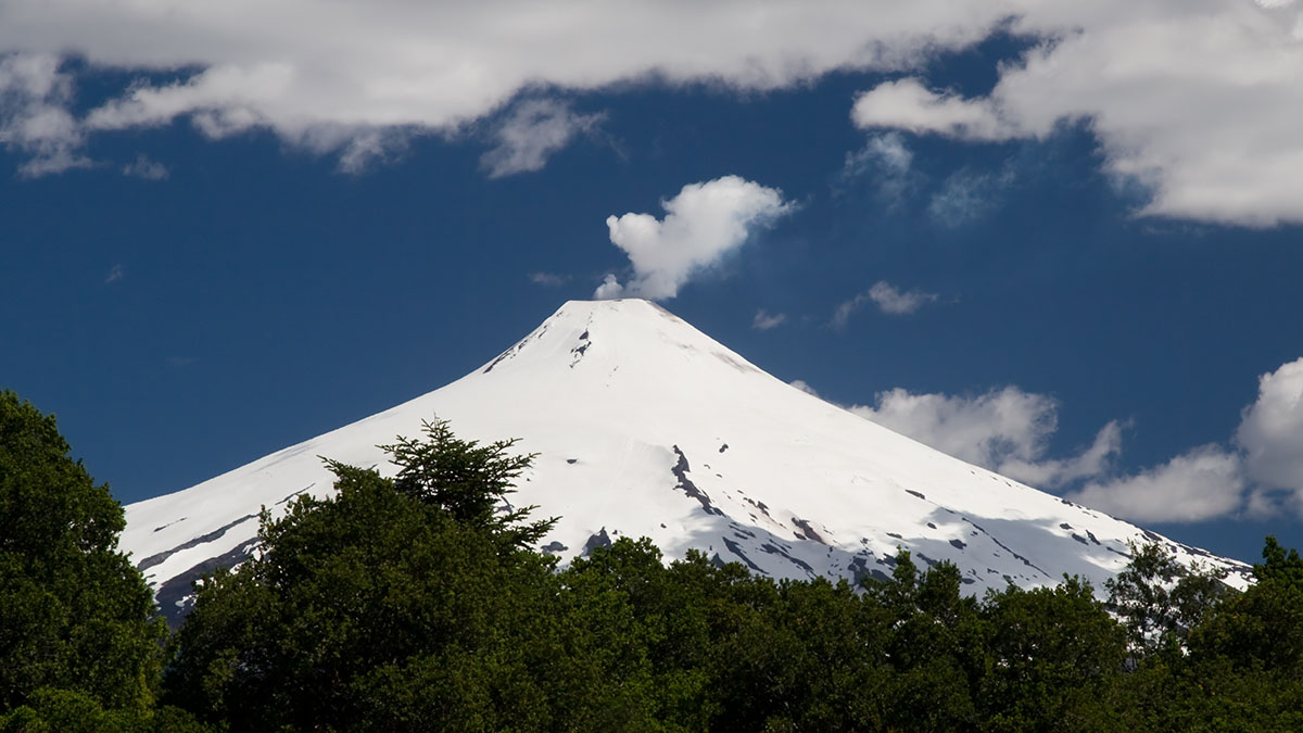 Sin riesgo inminente en volcán Villarrica, en Chile: Servicio de Geología y Minería
