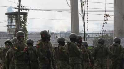 Desde afuera de la prisión de Ecuador se escucharon detonaciones y balazos. Foto: AFP