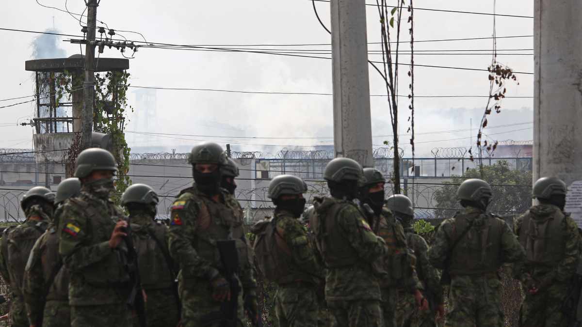 Desde afuera de la prisión de Ecuador se escucharon detonaciones y balazos. Foto: AFP