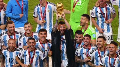 Ceremonia de premiación Qatar 2022, Messi levanta la copa