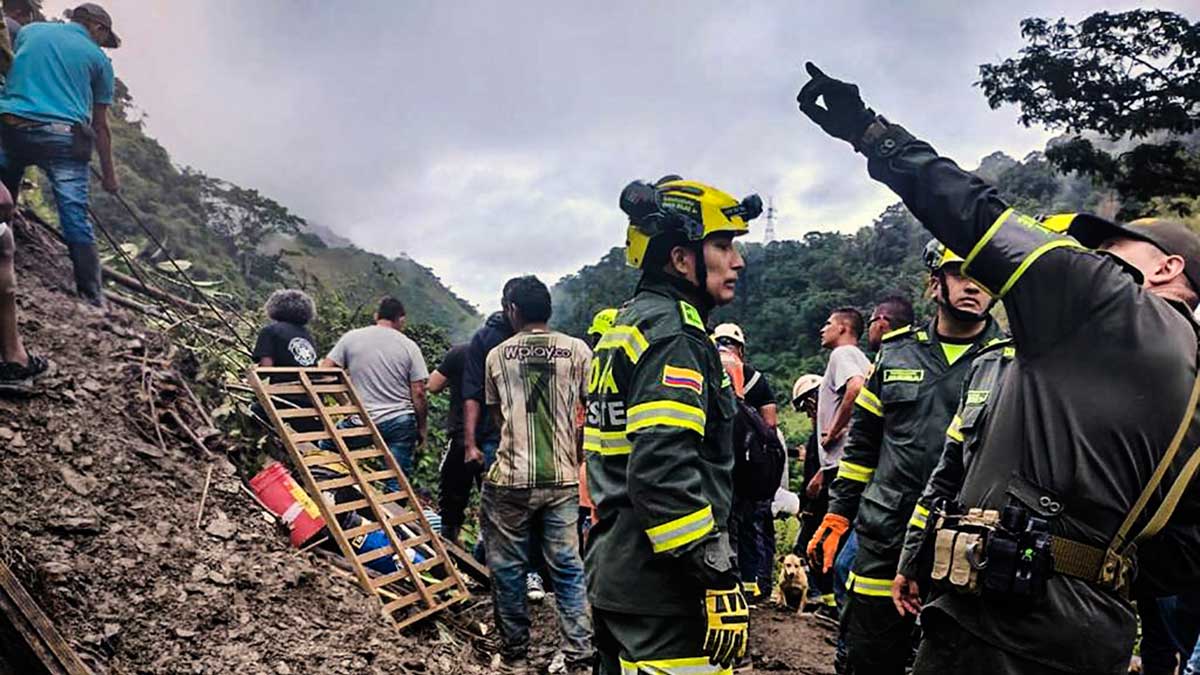 Tres muertos y una veintena de atrapados por alud de tierra en carretera de Colombia