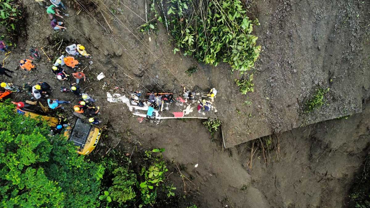 Tres muertos y una veintena de atrapados por alud de tierra en carretera de Colombia