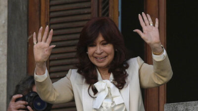 Cristina Kirchner, expresidenta de Argentina, es sentenciada a cárcel por corrupción