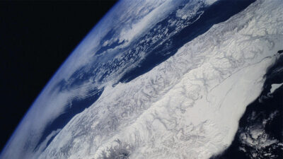 astronautas de NASA muestran cómo se ve la tierra