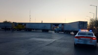 Autopista México-Querétaro: transportistas bloquean caseta en Palmillas
