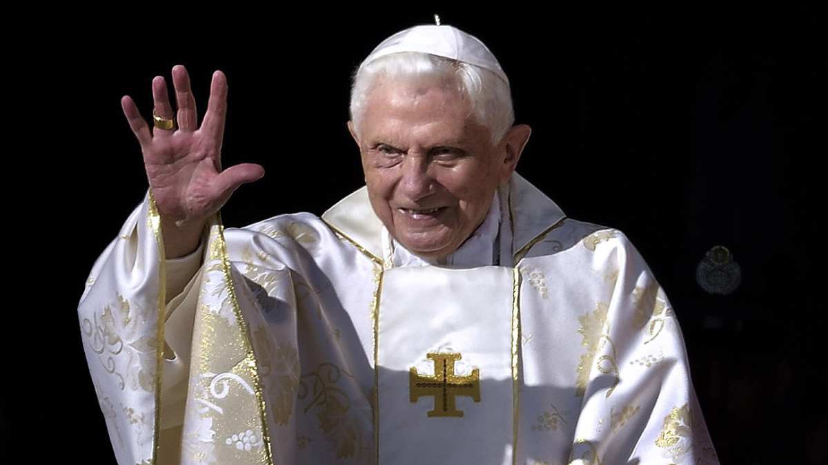 Benedicto XVI se encuentra en estado grave, pero “estable” y “lúcido”