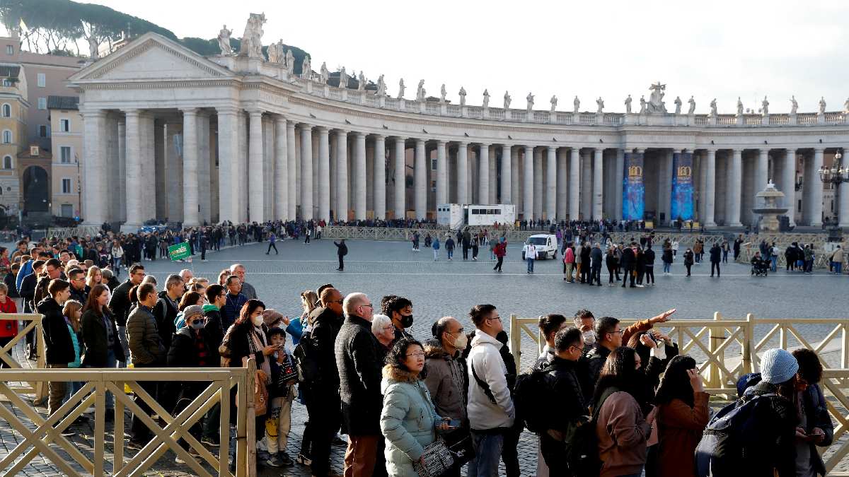 Turistas y fieles en la plaza de San Pedro reaccionan con tristeza y emoción a la muerte de Benedicto XVI