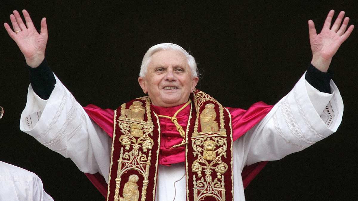 Benedicto XVI es despedido por miles de fieles en la Basílica de San Pedro