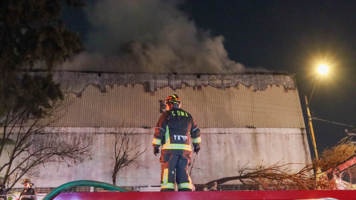 Incendios aumentan en Navidad; bomberos de la CDMX no descansan