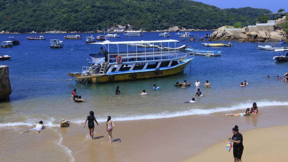 ¡Directo al agua! Muelle de restaurante colapsa en la Zona Diamante de Acapulco; 9 personas resultan lesionadas