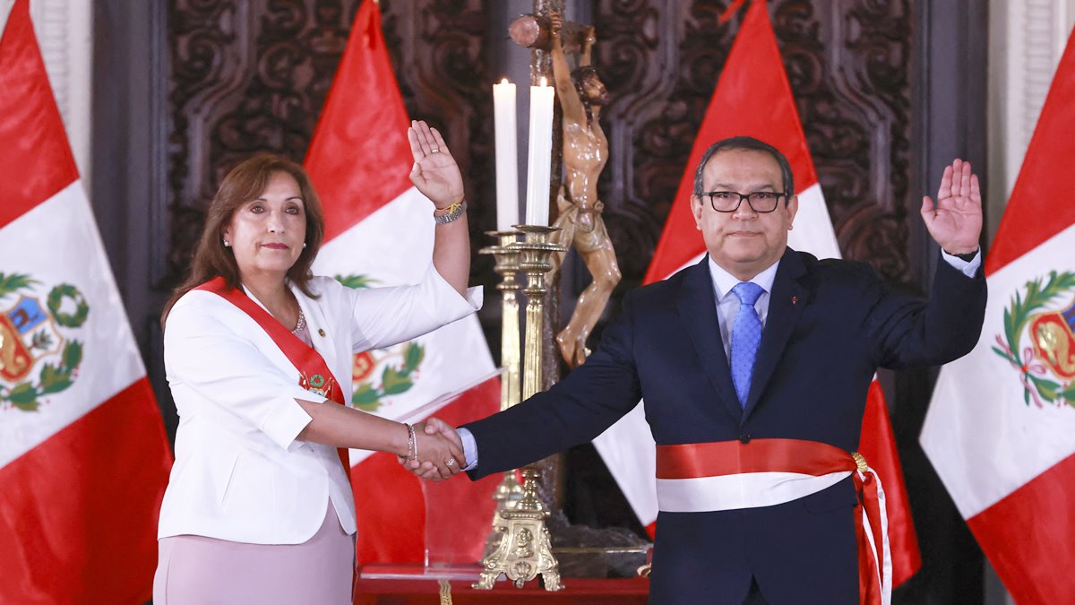 Presidenta de Perú renueva parte de su gabinete; elige su segundo primer ministro en dos semanas
