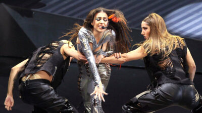Danna Paola tuvo un accidente en pleno concierto por falla de arnés; video