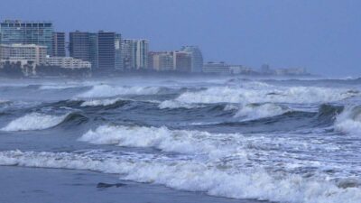 Pescadores denuncian descarga de aguas negras en playa de Acapulco