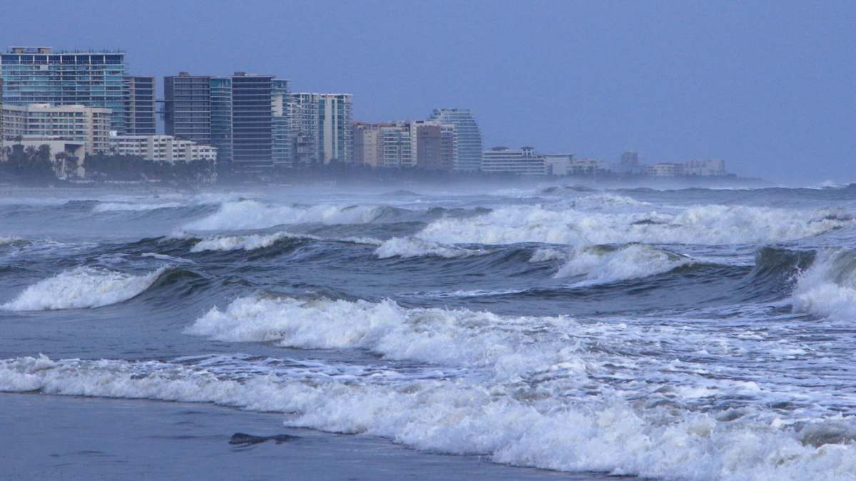 ¡Lamentable! Pescadores denuncian descarga de aguas negras en playa de Acapulco