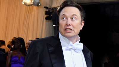 Abuchean a Elon Musk tras subirse a un escenario durante un show