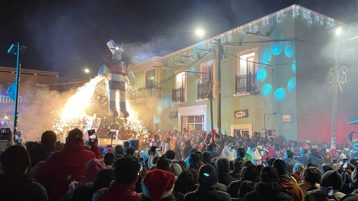 En Contla, Tlaxcala, Mazinger Z sorprende en desfile navideño; ve video