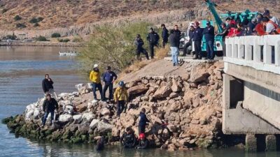 En Guaymas, Sonora, mujer muere tras caer con su auto al mar