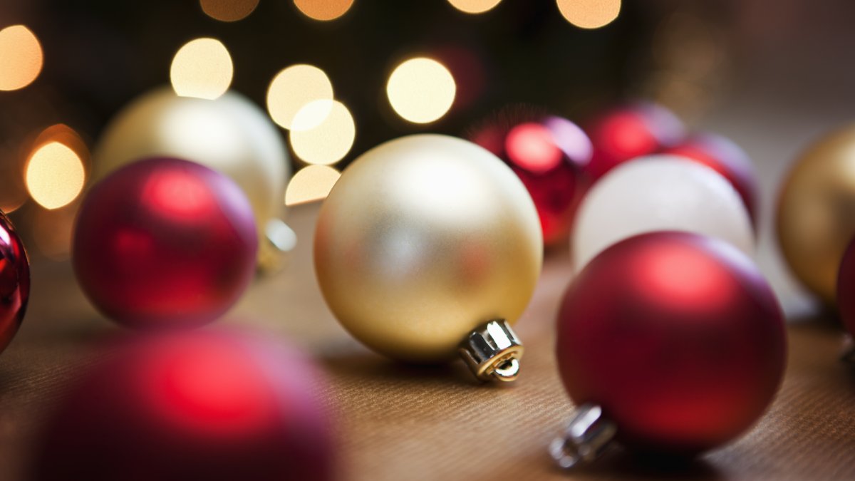 Amor, esperanza, fe y agradecimiento: el significado del color en las esferas de Navidad