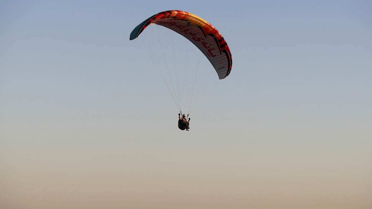 Spain: The immigrant mocks the authority and enters Melilla by paragliding
