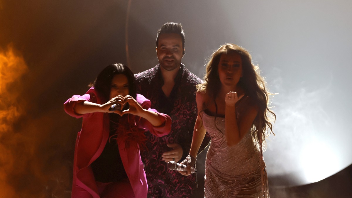 Penélope Cruz, Shakira y Maluma, desean feliz Navidad en redes sociales