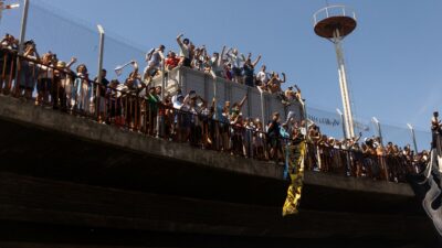 Fanáticos Argentina Cae Puente Seleccion Desfile