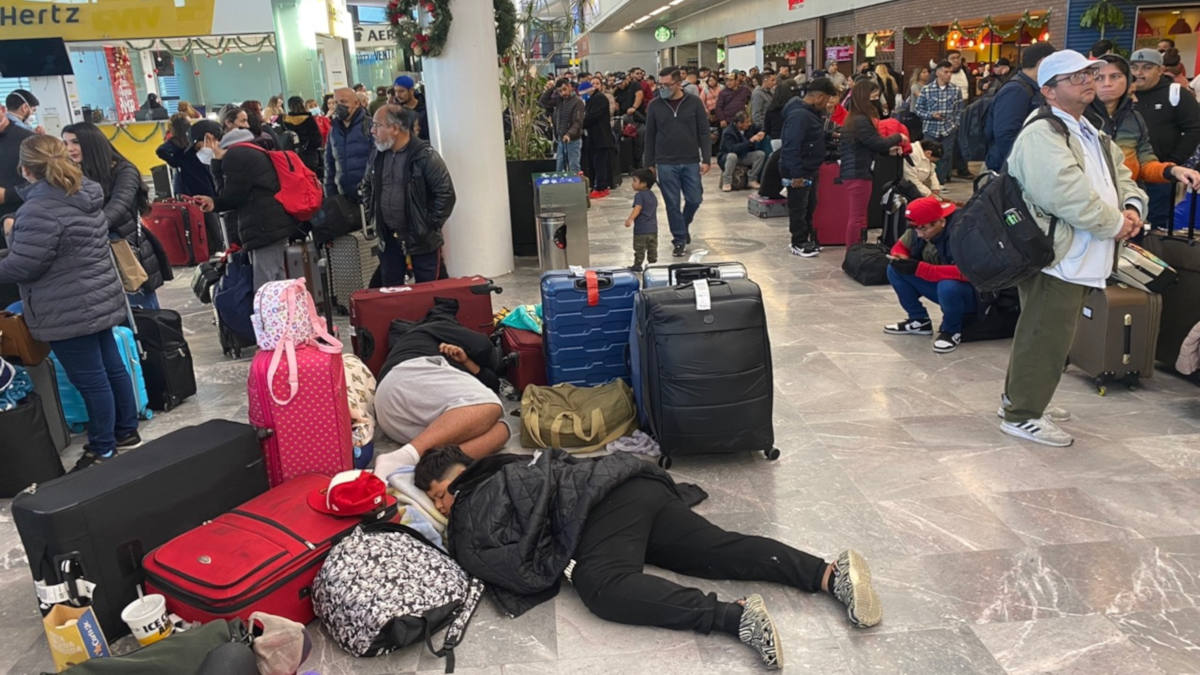 ¿Fue el Grinch? Pasajeros del aeropuerto de Tijuana se quedan sin Navidad por retrasos en los vuelos