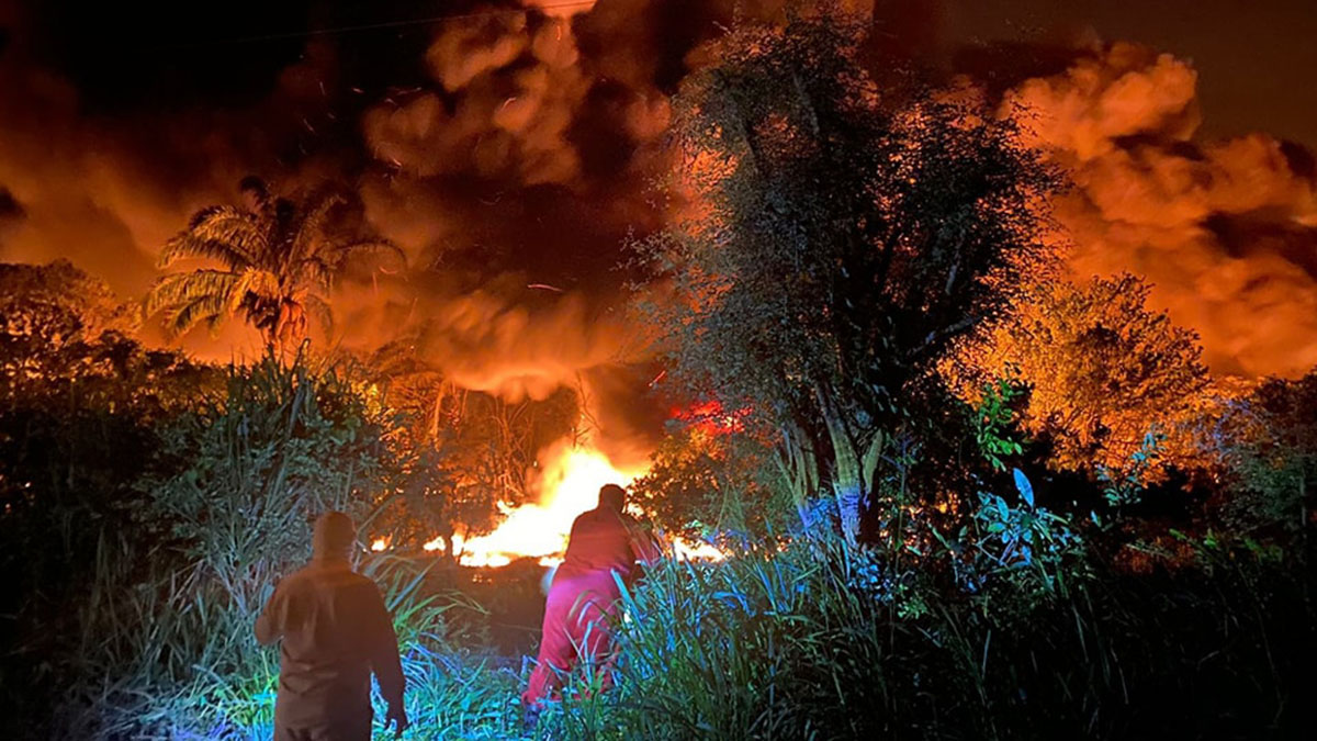 Tabasco despierta con fuerte incendio en Huimanguillo por fuga en ducto de Pemex; desalojan a 450 personas