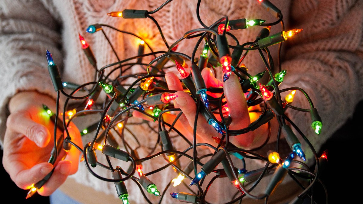 Que no se te queme el árbol de Navidad: recomendaciones para uso de luces y adornos