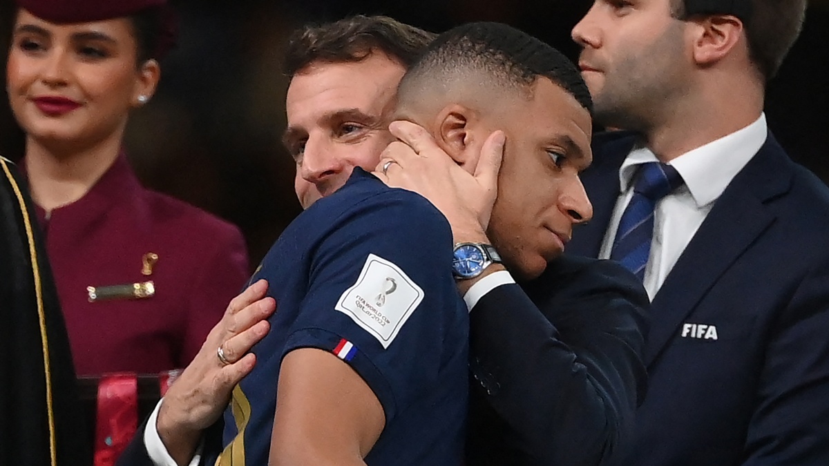 Emmanuel Macron consuela a Mbappé y jugadores tras perder ante Argentina
