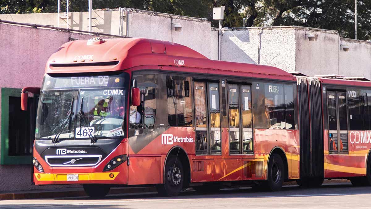 Su labor es importante para la movilidad de la CDMX; operadores de Metrobús no descansan en Año Nuevo